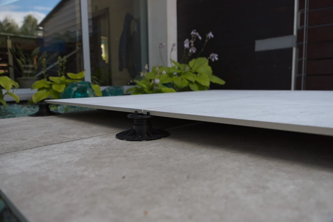 Pokládka terasové dlažby na terče