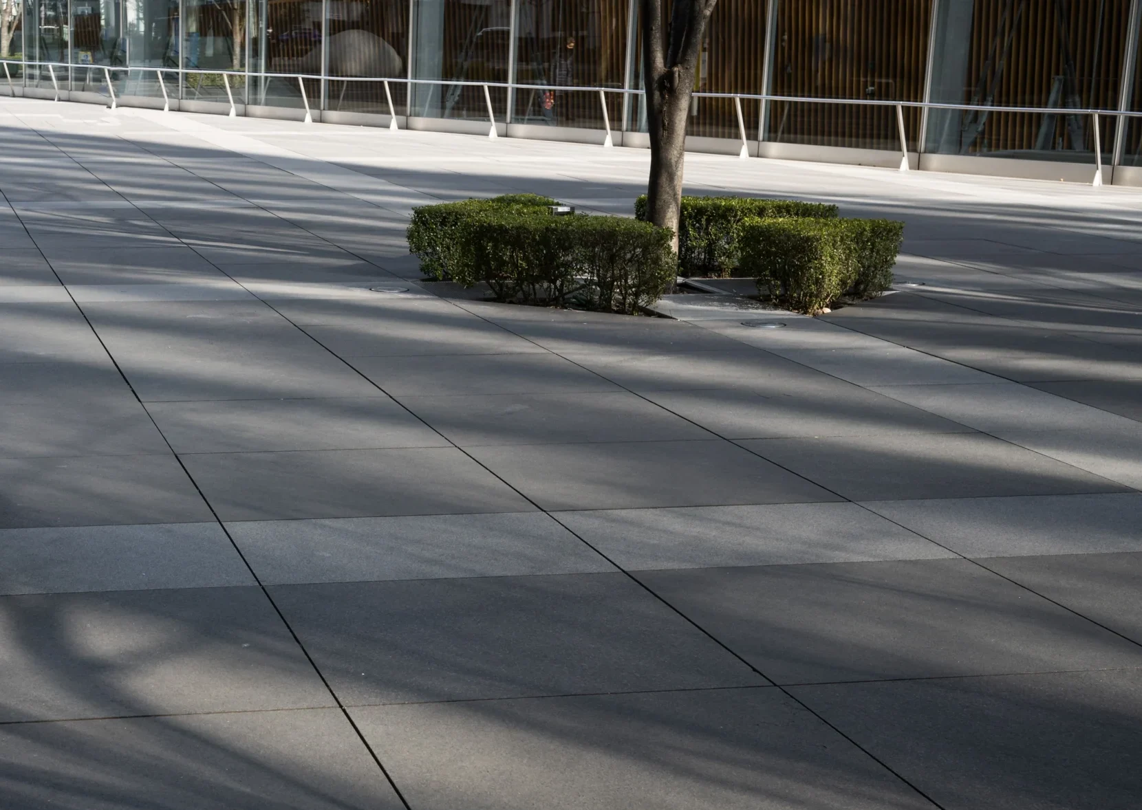 Velkoformátová terasová keramická dlažba v moderním městském prostoru