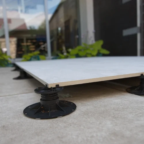 Pokládka terasové dlažby na terče